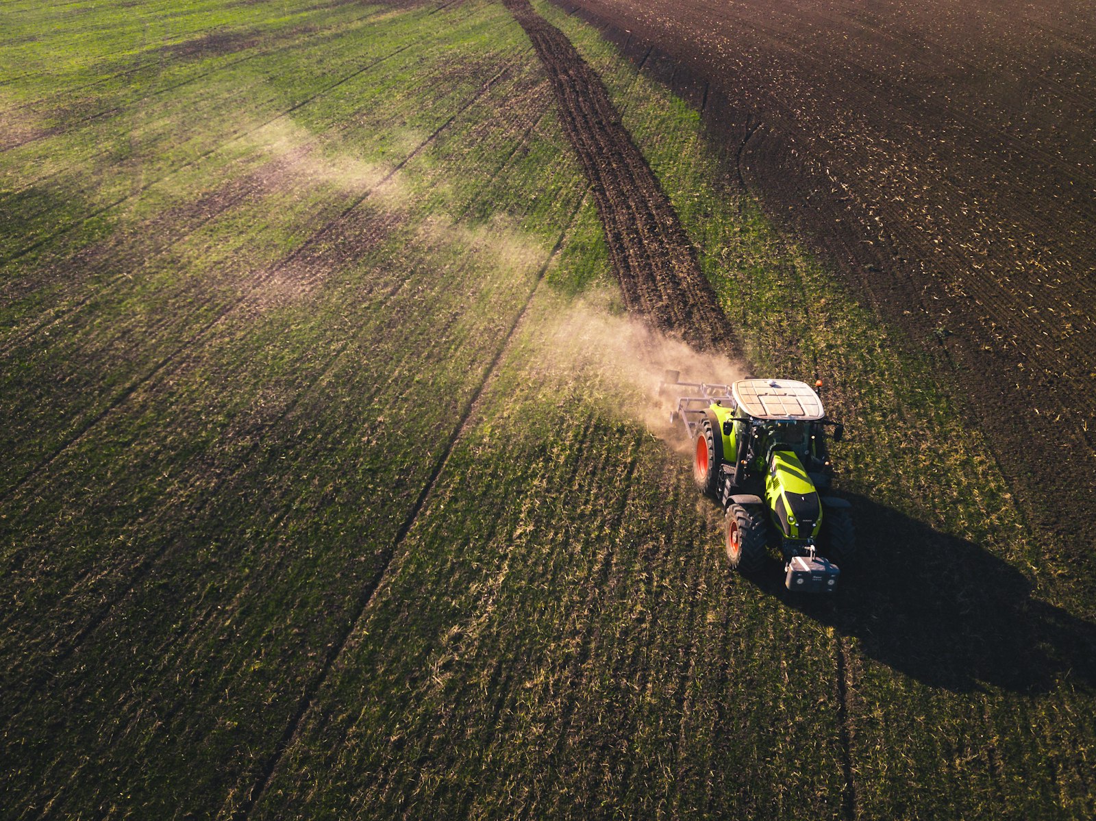 Vista aérea de un tractor trabajando un campo