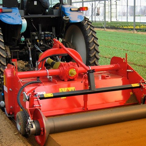 Hortech Ai Maxi preparando suelo en invernadero